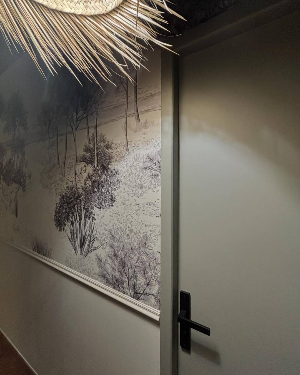 Coaching décoration pour rénover un couloir avec ambiance naturelle et matériaux sombres à Saint-Médard-en-Jallesa