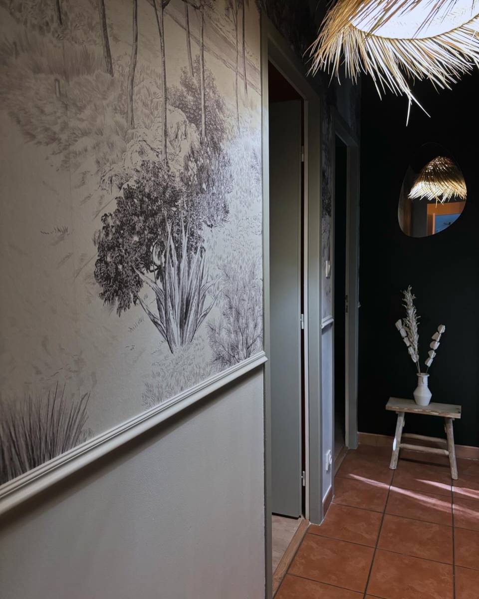 Coaching décoration pour rénover un couloir avec ambiance naturelle et matériaux sombres à Saint-Médard-en-Jallesa