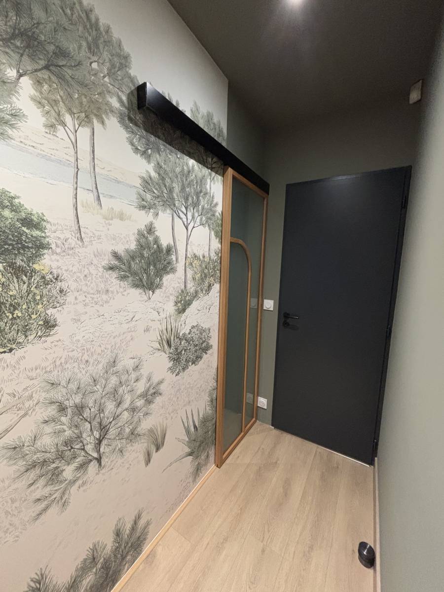 Coaching décoration pour une suite parentale avec agencement sur mesure et ambiance naturellea