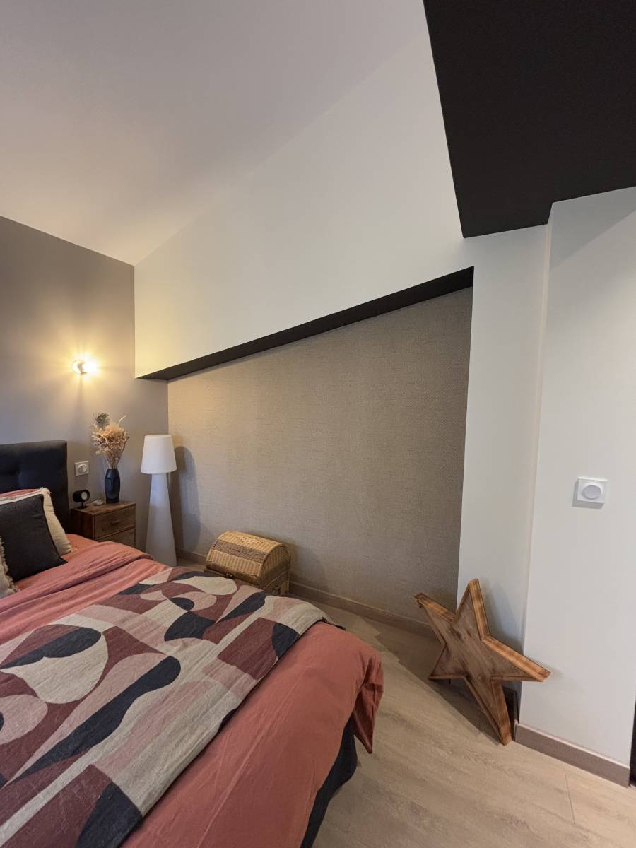 Coaching décoration pour une suite parentale avec agencement sur mesure et ambiance naturellea