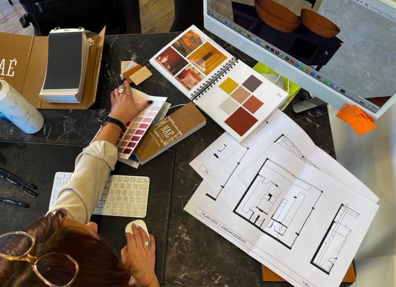 Agencement d’un intérieur salon avec décoration épurée et optimisation d'espace avec des mobiliers sur-mesure à Bordeaux
